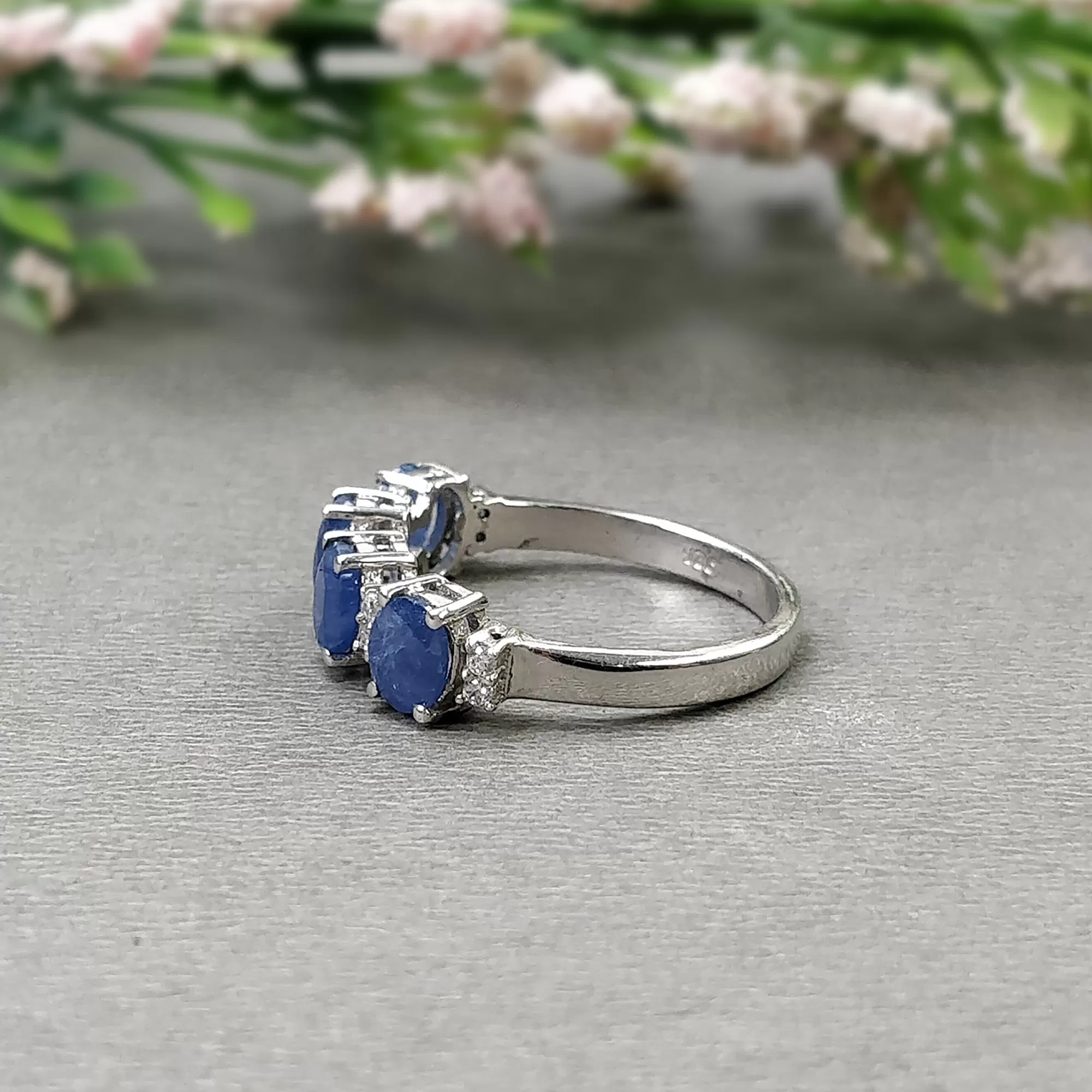 Blue SAPPHIRE Gemstone With CZ RING : 2.660gms 925 Sterling Silver Natural Sapphire Oval Normal Cut Prong Set Unisex Ring 7US